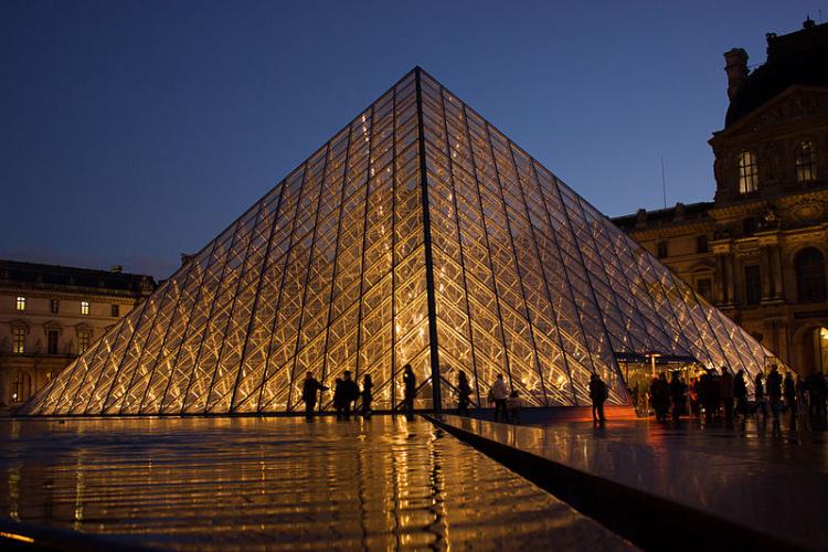 Piramide del Louvre