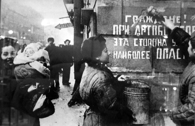 Citizens! During shelling this side of the street is the most dangerous
