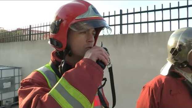 Video Ils doivent éteindre un incendie dans une cave in English