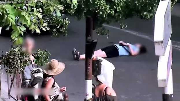 Video Elle s'allonge en plein milieu de la route po polsku