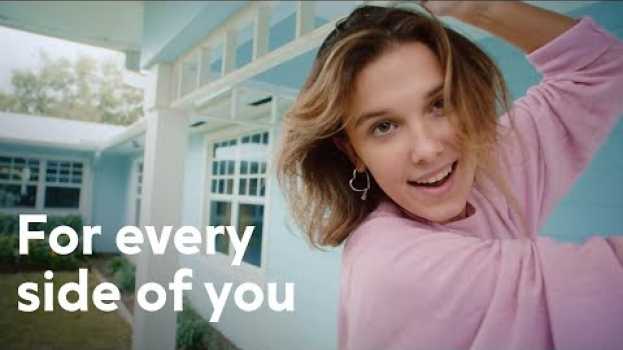 Video Express your personal style like Millie Bobby Brown with new pieces from the Pandora Me collection su italiano