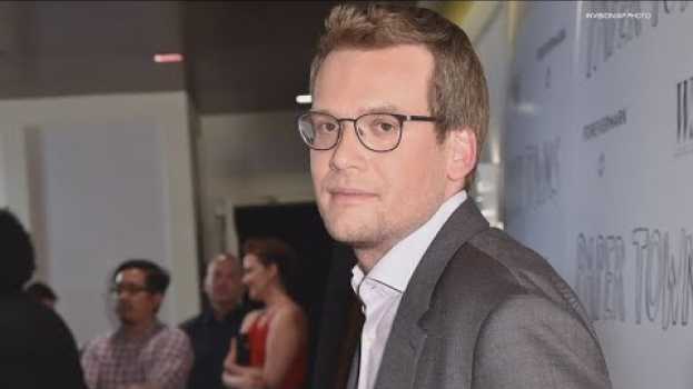 Видео Author John Green hosting public discussion on banned books на русском