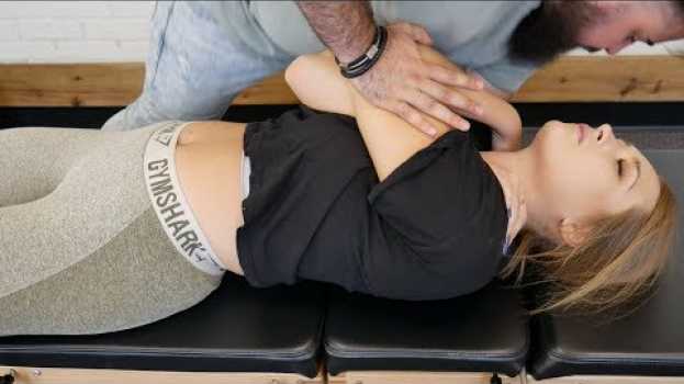 Video *FIRST TIME* Chiropractic CRACKING on Female Athlete en español