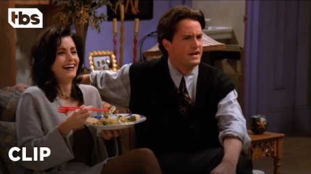 Video Friends: Chandler’s Shocked that People Assume He’s Gay (Season 1 Clip) | TBS su italiano