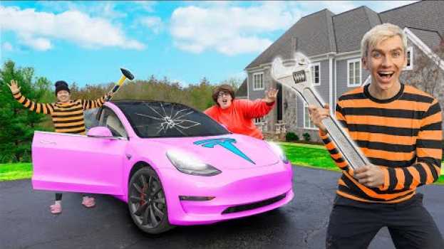 Video BREAKING into MYSTERY NEIGHBOR NEW TESLA!! (Stolen Evidence Found) en español