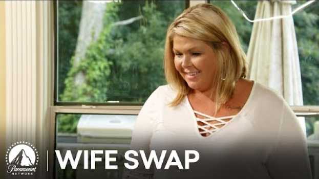 Видео 'Why Are They Bowing?' 🤨 Wife Swap Sneak Peek на русском