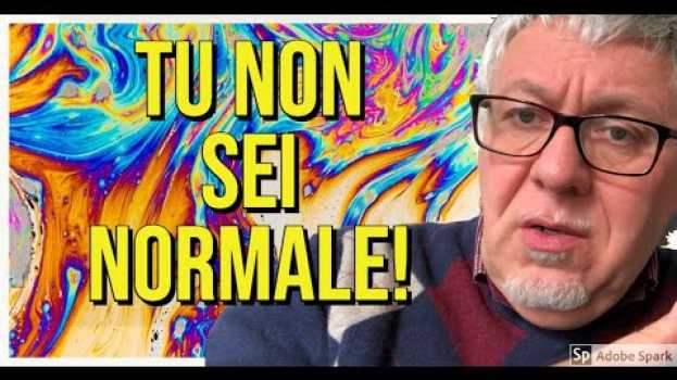 Video Tu non sei normale! Essere "strani" è la nuova normalità. in English
