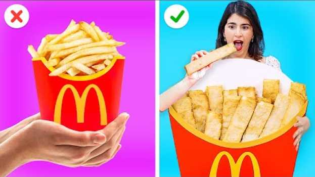 Video EATING ONLY GIANT FOOD CHALLENGE || Cool Hacks With Your Favorite Food by 123 GO! GOLD en français
