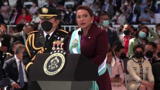 Video Xiomara Castro asume como la primera presidenta mujer en los 200 años de historia de Honduras po polsku