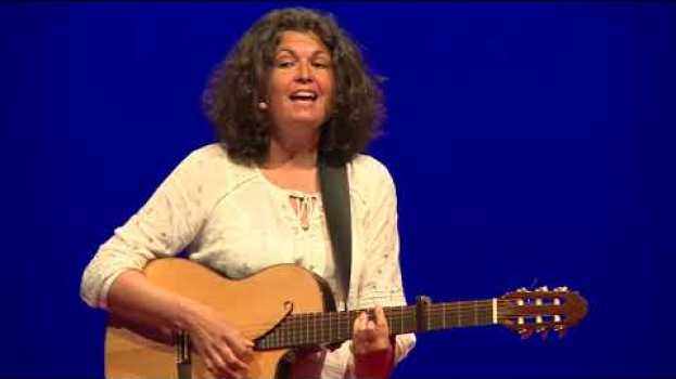 Video Sentir ce qui se vit en moi : Une clé pour ma santé | Marie Bodet & Caroline Gosselin | TEDxLaBaule su italiano