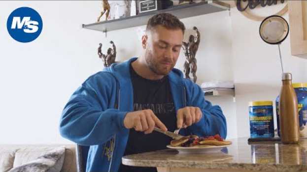 Video What Pro Bodybuilders Eat for Breakfast | Chris Bumstead's Favorite Meal 1 em português