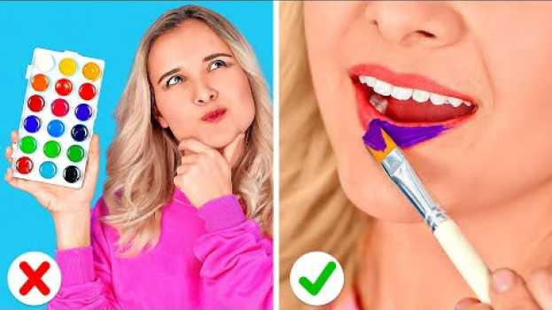 Video WEIRD WAYS TO SNEAK MAKE UP IN CLASS || Back to School Ideas For Beautiful Makeup by 123 GO! SCHOOL auf Deutsch