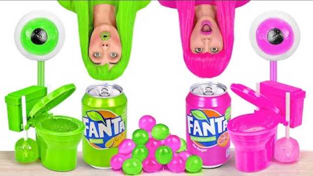 Video EATING ONLY ONE COLOR FOOD FOR 24 HOURS! Last To STOP Eating Pink VS Green Food by 123 GO! FOOD auf Deutsch