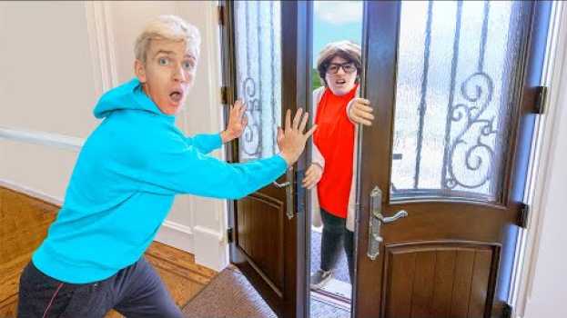 Video STOPPING MYSTERY NEIGHBOR from BREAKING INTO OFFICIAL SHARER FAM HOUSE!! em português