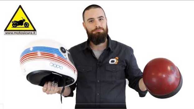 Video Il mio casco...E' ANCORA "BUONO"? Quando va cambiato il casco?  Scoprilo con MotoSicura! in English