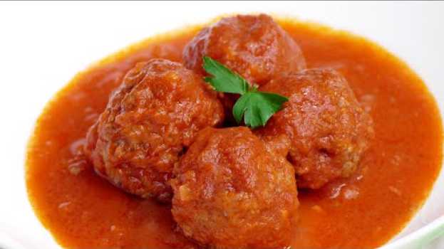 Video Estas albondigas en salsa de tomate son más SANAS, más RÁPIDAS y llevan MENOS INGREDIENTES em português