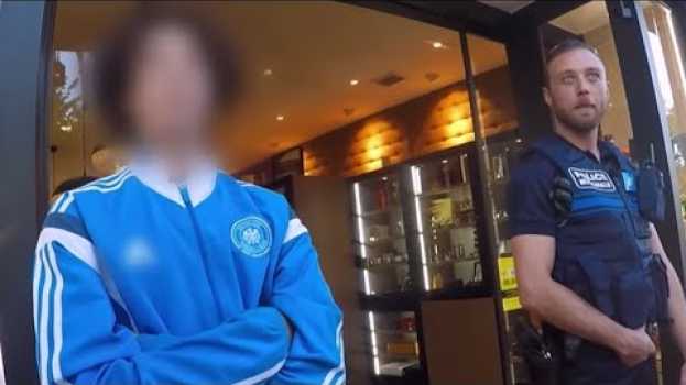 Video Mineur, il vole dans les magasins et s'en tire toujours su italiano