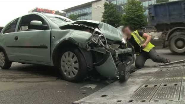 Video IL FAIT UN STRIKE AVEC SA CORSA ! in English