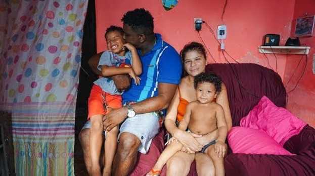Видео Conheça a família regueira que cativou a internet com sua sintonia на русском