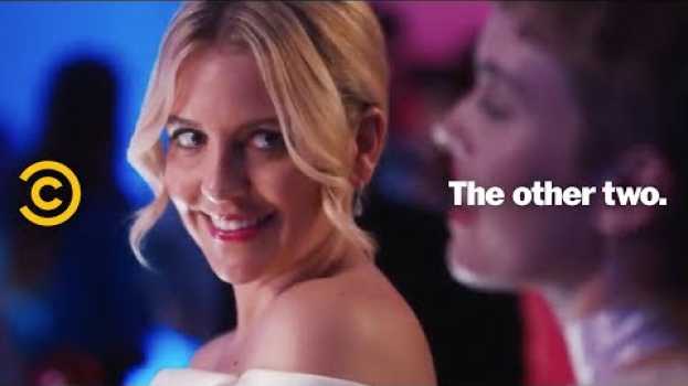 Video The Difference Between Real Fun and “Party Fun” - The Other Two   türkçe
