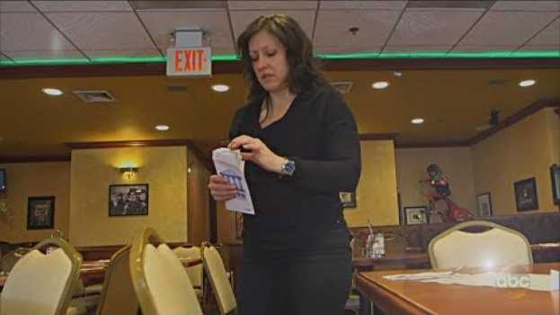 Video A woman keeps a stranger's forgotten money | What Would You Do? | WWYD su italiano