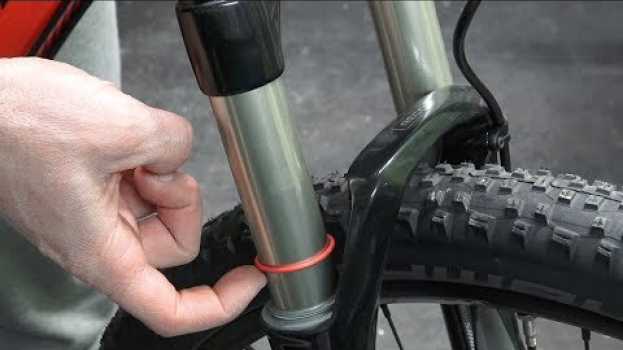 Video COME REGOLARE FORCELLA E AMMORTIZZATORE DELLA MTB po polsku