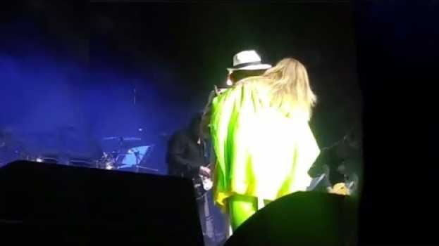 Video Albano e Romina si BACIANO sul palco di Genova po polsku