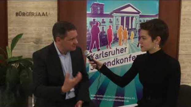 Video Björn Weiße vom Ordnungsamt bezweifelt dass junge Leute nur am Smartphone rumhängen - JuKo 2019 su italiano