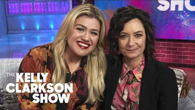 Video Sara Gilbert's And Kelly Clarkson's Kids Visit Them On Set—But Not To See Them auf Deutsch