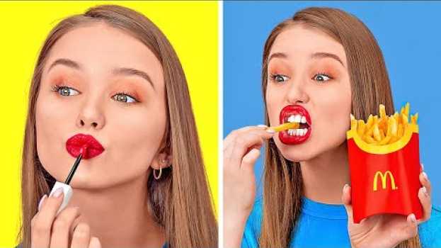 Video FUNNY THINGS ONLY GIRLS UNDERSTAND || Girls' Struggles And Problems by 123 GO!   türkçe
