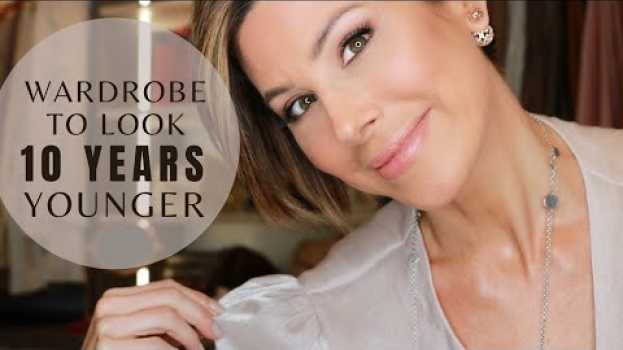 Video How to Dress to Look 10 Years Younger! What Clothes Work & What Ages You | Dominique Sachse po polsku
