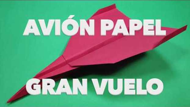Video Avión de papel que vuela mucho. em português