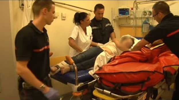Video C'est le défilé aux urgences après une fête de village en español