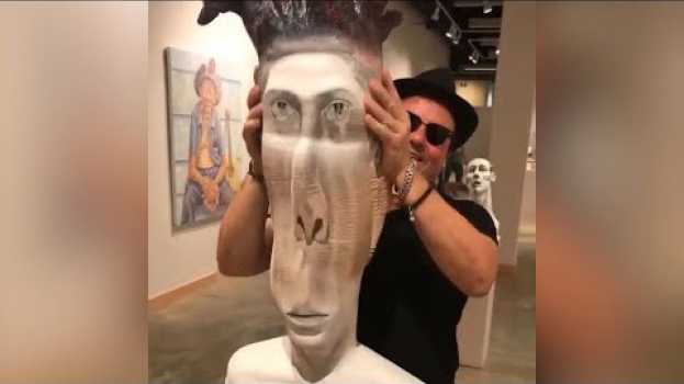 Video Dalla bancarotta a fenomeno virale: l'artista rinato grazie alle sue sculture di carta   türkçe