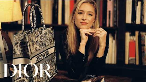 Video The Dior Book Tote Club with Beatrice Borromeo auf Deutsch