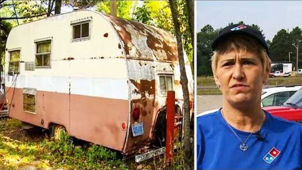 Video Ее постоянный клиент заказал пиццу в ржавый трейлер  То, что женщина увидела внутри...   türkçe