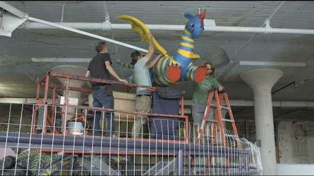 Video My Father's Dragon | Exhibit Fabrication Takes Flight at The Rabbit hOle po polsku