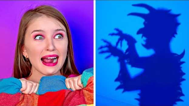 Video SPOOKY SITUATIONS YOU CAN DEFINITELY RELATE TO || Funny Relatable Moments by 123 GO! su italiano