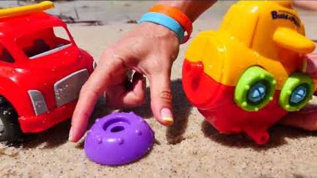 Video Giocattoli per bambini: Un piccolo sottomarino gioca sulla spiaggia   türkçe