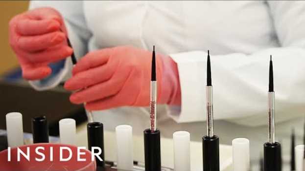 Video How Benefit Makes Its Eyebrow Pencils | The Making Of em português