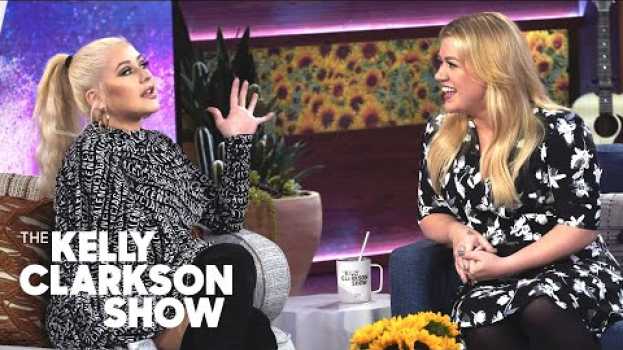 Видео Christina Aguilera Tells Kelly They Are 'Twins Separated At Birth'  | The Kelly Clarkson Show на русском