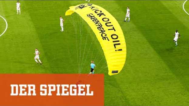 Video Die Bruchlandung von Greenpeace: Umweltschutzaktion kurz vor EM-Spiel | DER SPIEGEL en français
