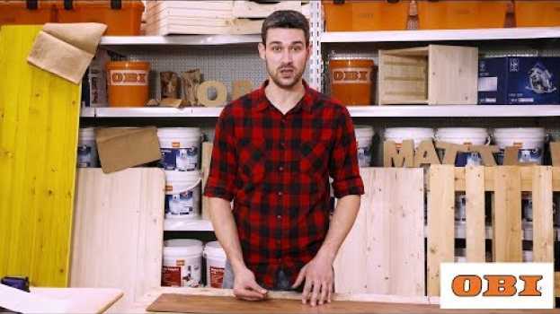 Video Come riparare il parquet dai graffi... con una noce! in English