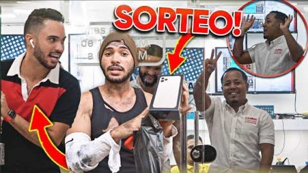 Video Regreso a la tienda donde compré el iPHONE MÁS COSTOSO vestido de VAGABUNDO Y lo termino SORTEANDO! in English