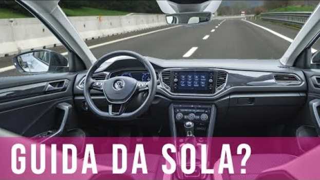 Видео Volkswagen T-Roc Italiano: guida autonoma livello 2, prova su strada con cruise control adattivo на русском