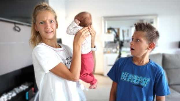 Video 24 Hours With Our Baby Sister! auf Deutsch