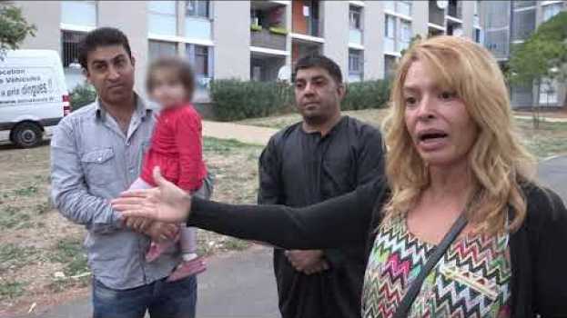 Видео Elle vient en aide aux migrants dans sa ville на русском