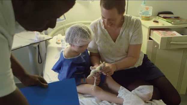 Video Cette petite fille va subir une opération hors du commun em português