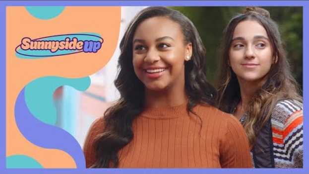 Video SUNNYSIDE UP | Season 1 | Ch. 1: “The Fascinator Hat” en français
