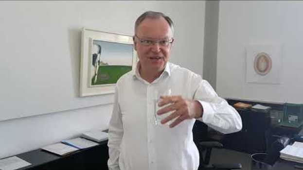 Video Ministerpräsident Stephan Weil: Bei der Sommerhitze viel Wasser trinken. em português
